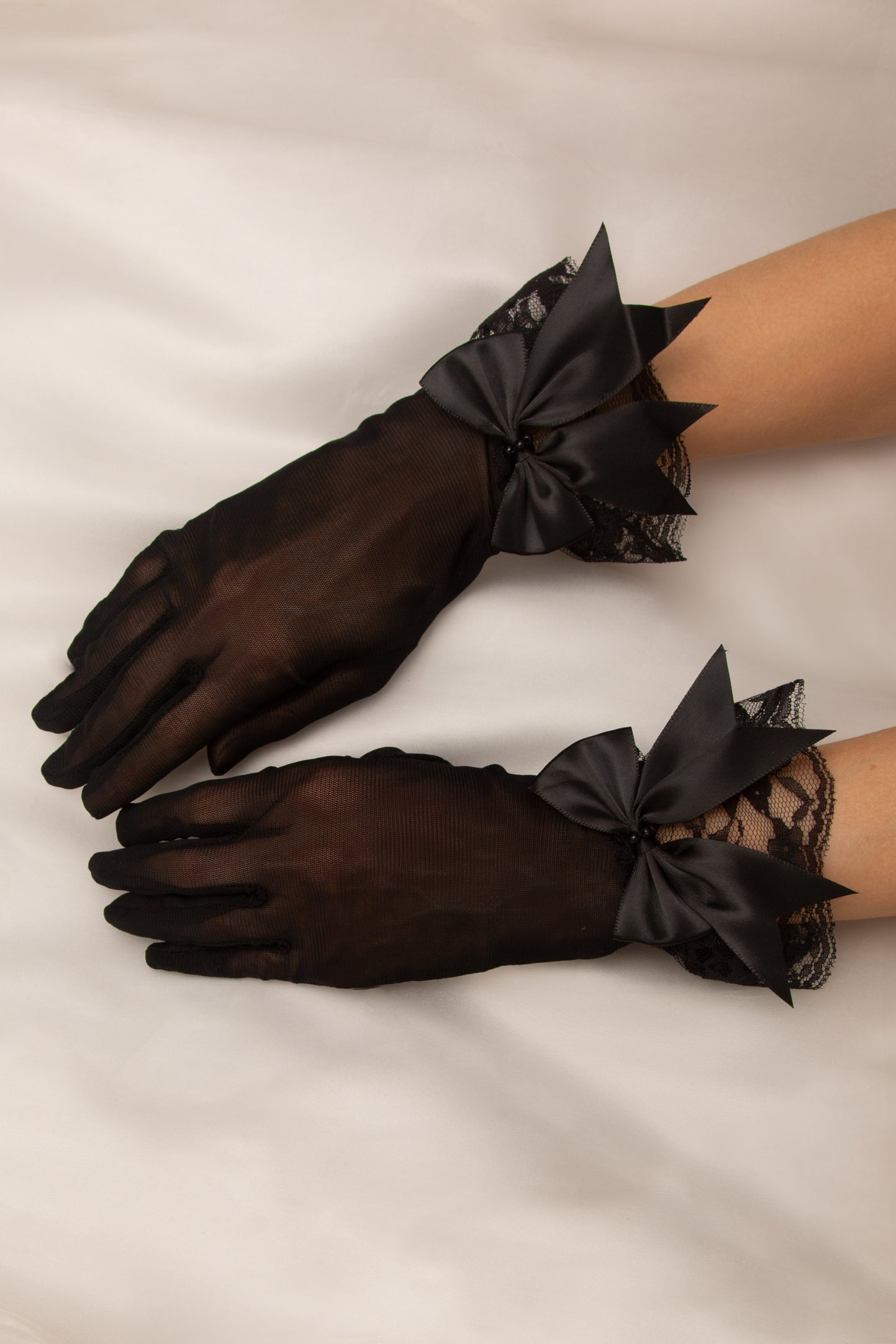 Chantilly Lace Wrist-Length Gloves with Satin Bow | Black