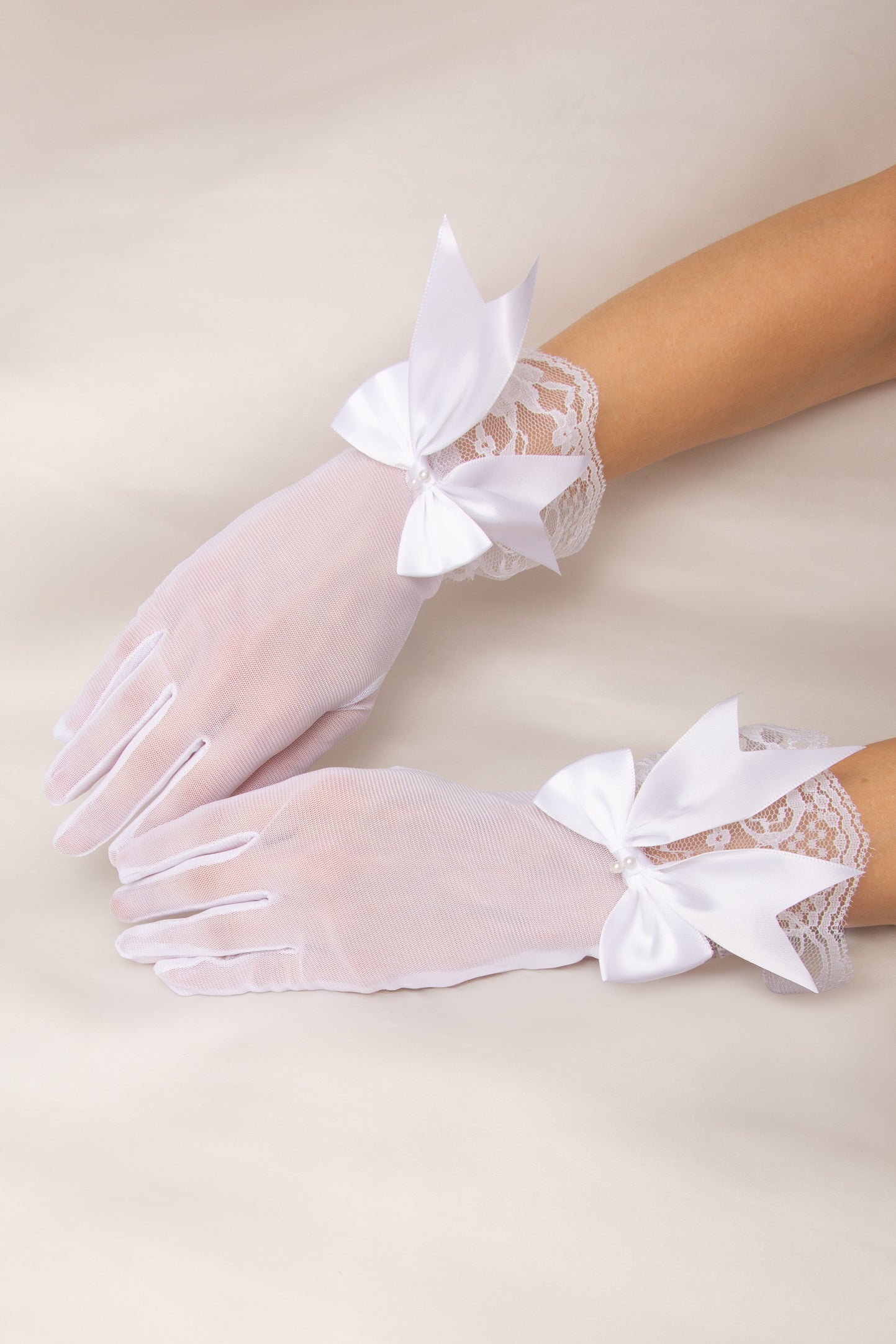Chantilly Lace Wrist-Length Gloves with Satin Bow