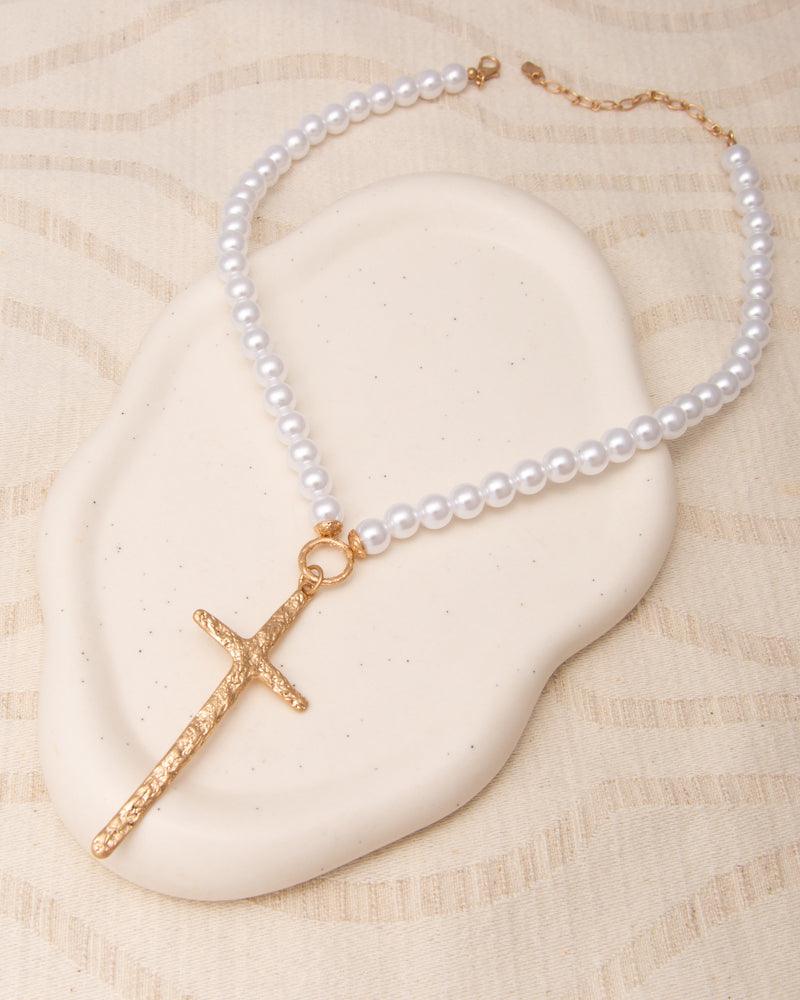 Cassidy Hammered Cross Pendant Pearl Necklace