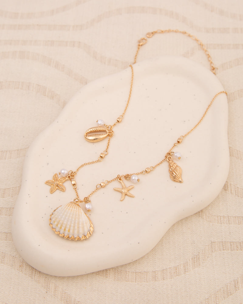 Shelly Seashell Charm Pendant Necklace in Yellow Gold
