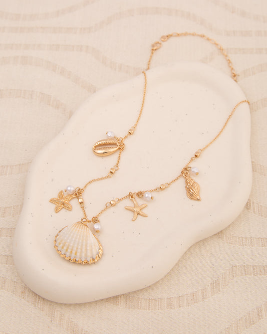 Shelly Seashell Charm Pendant Necklace in Yellow Gold