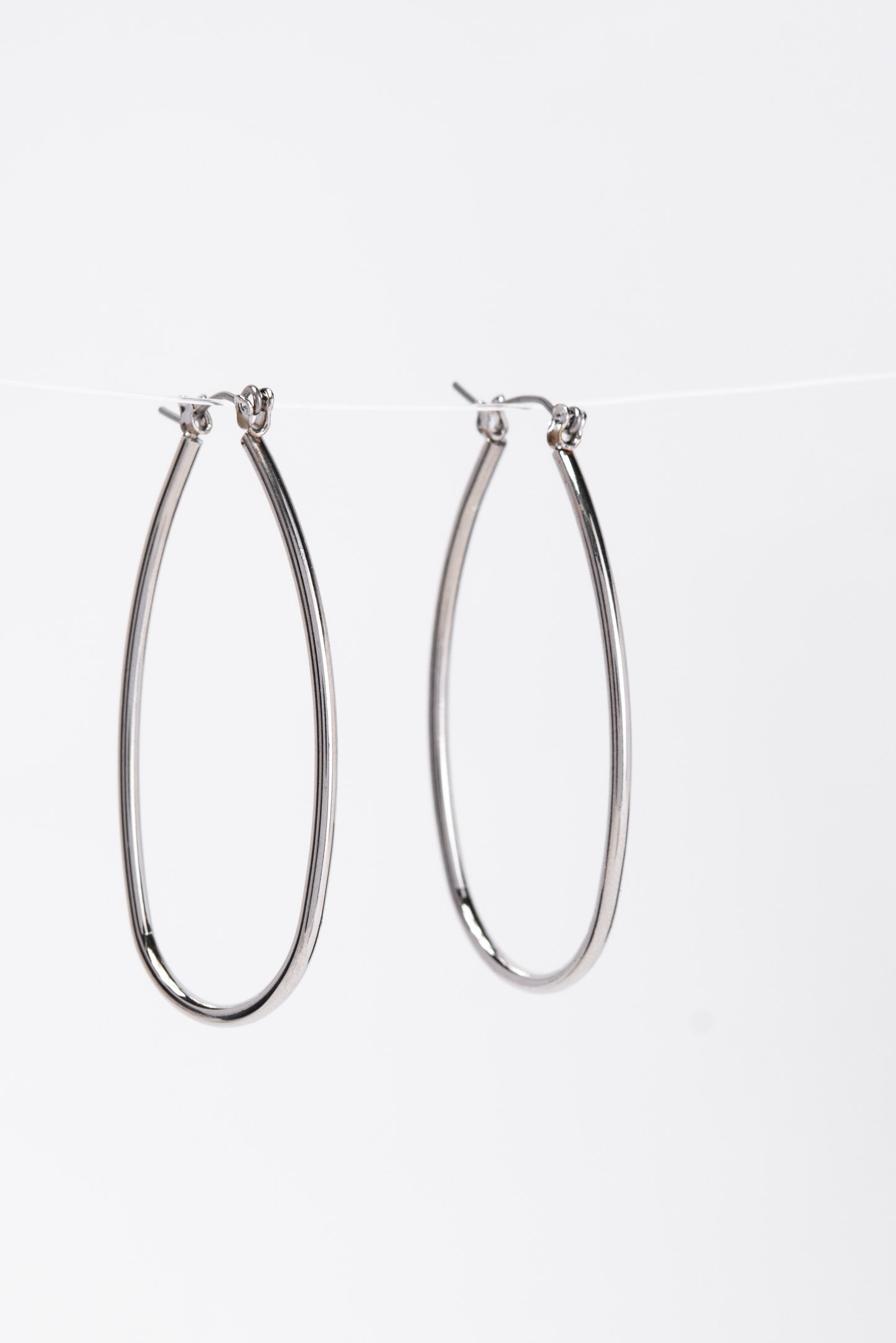Gloria Metal Oval Hoop Earrings