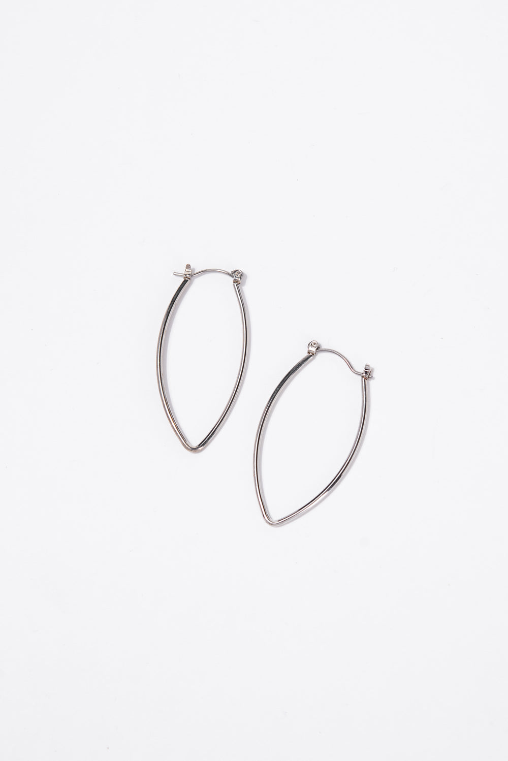 Gemani Metal Teardrop Leaf Hoop Earrings | Silver