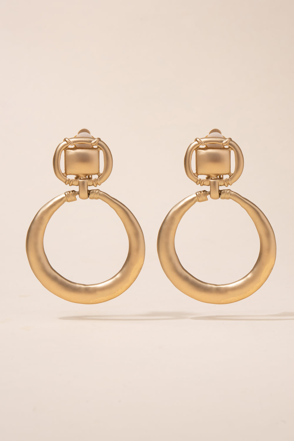 Amaris Round Door Knocker Clip-on Earrings | Matte Gold