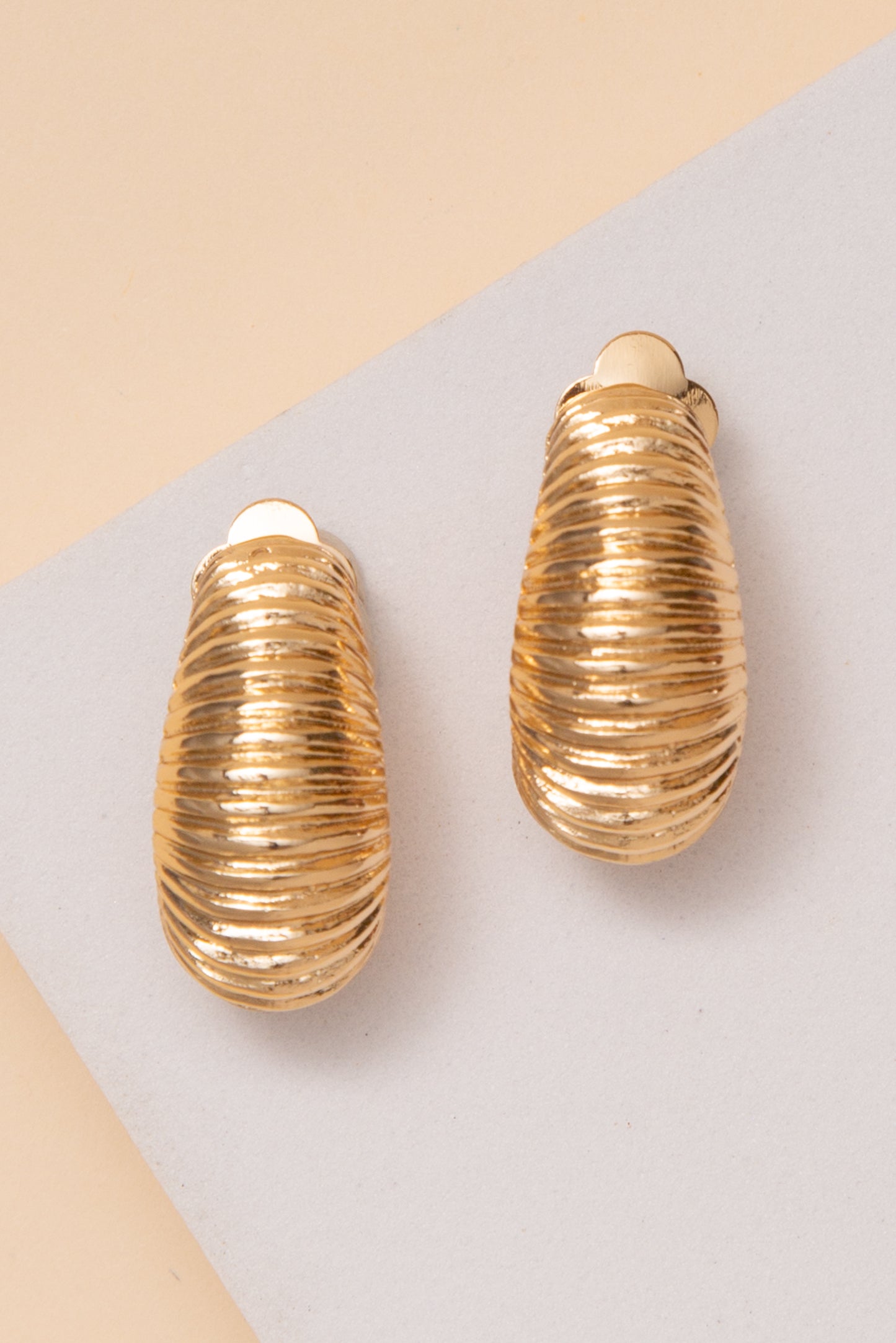 Alma Ribbed Shell Clip On Earrings | Gold 