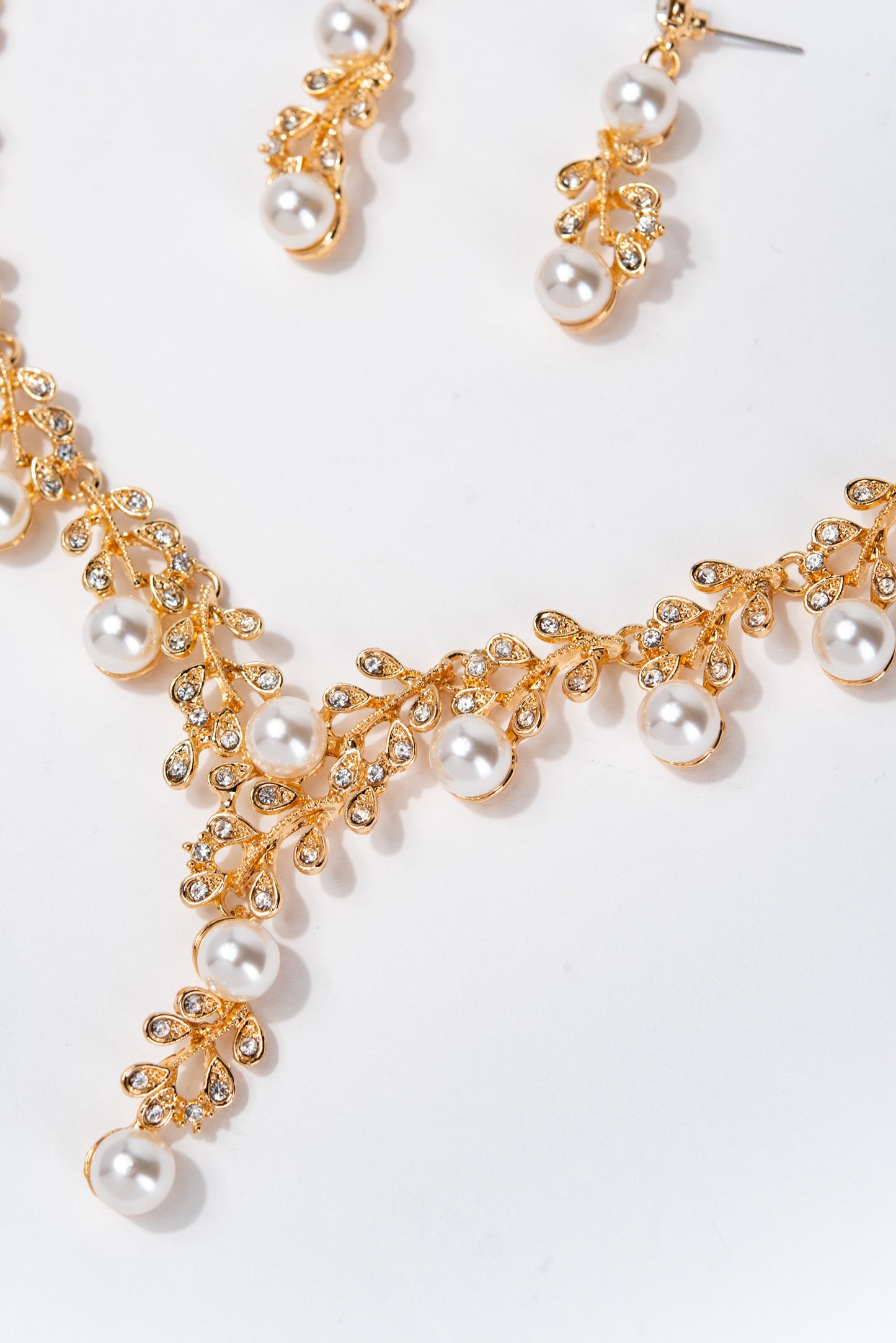 Daisy Elegant Rhinestone Pearl  Cluster Statement Necklace Set - Gold