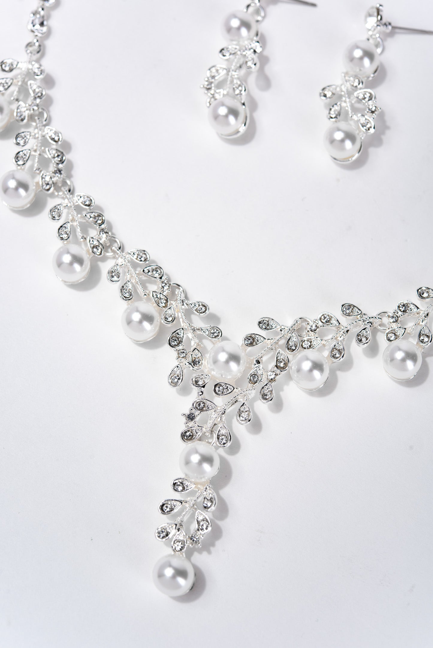Daisy Elegant Rhinestone Pearl  Cluster Statement Necklace Set - Silver