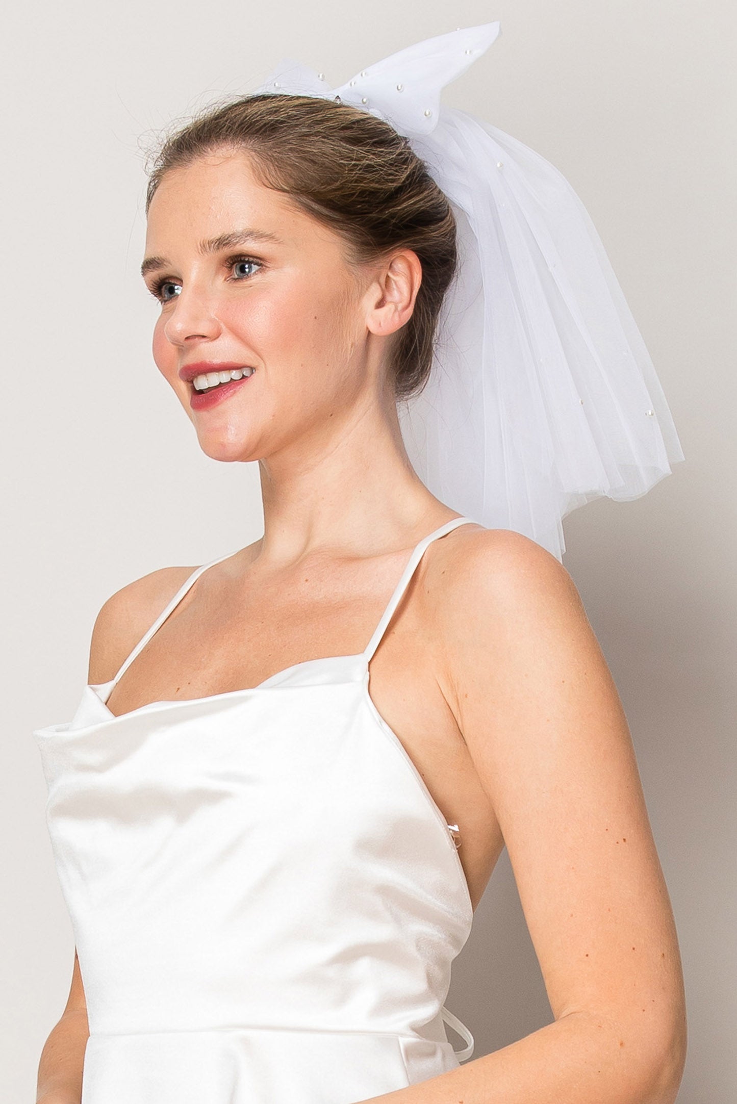 Paisley One Layer Scattered Pearl Shoulder Length Bow Wedding Veil