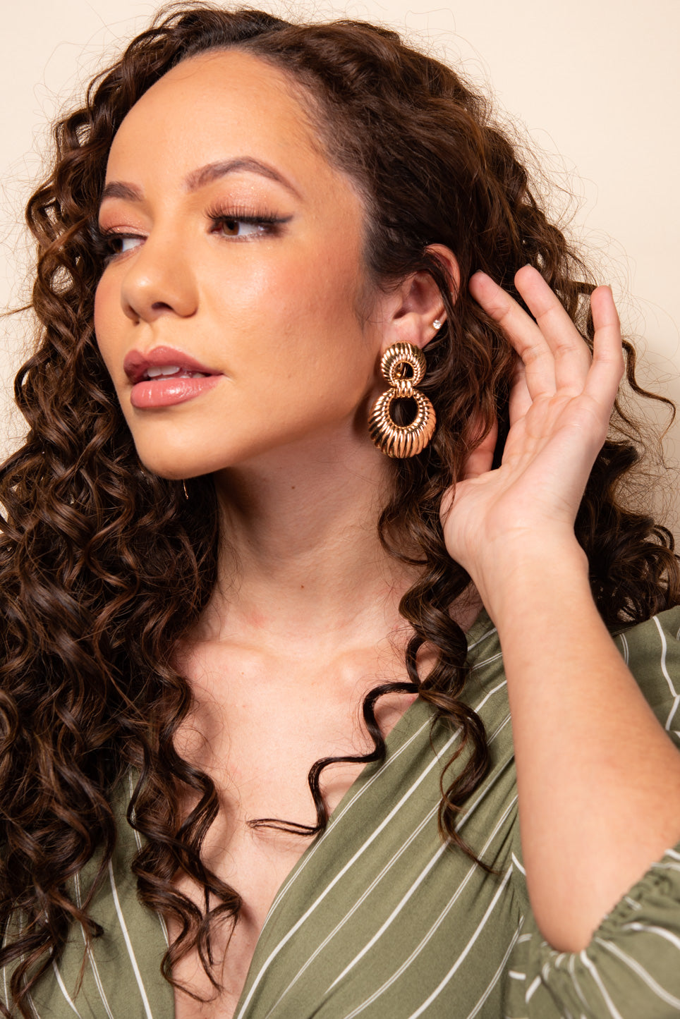 Callie Ribbed Door Knocker Clip-on Earrings | Gold