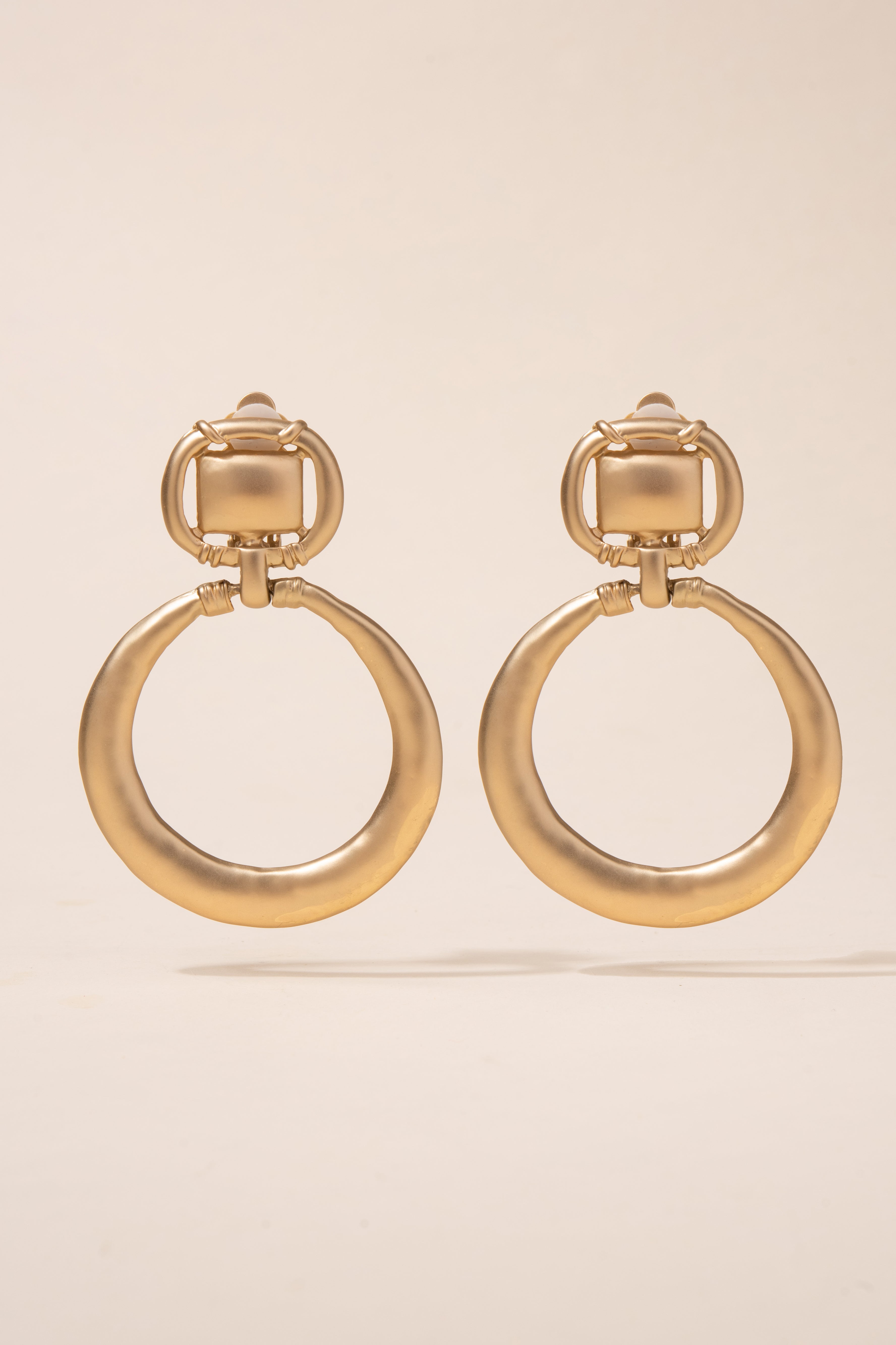 Amaris Round Door Knocker Clip-on Earrings | Matte Gold