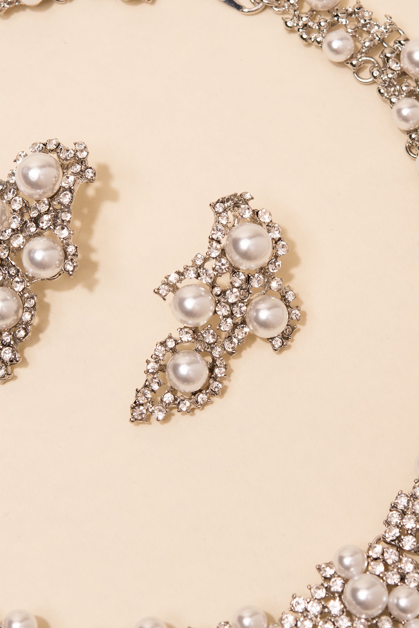 Donna Pearl & Rhinestone Embellished Bib Necklace & Earrings Set - Silver White