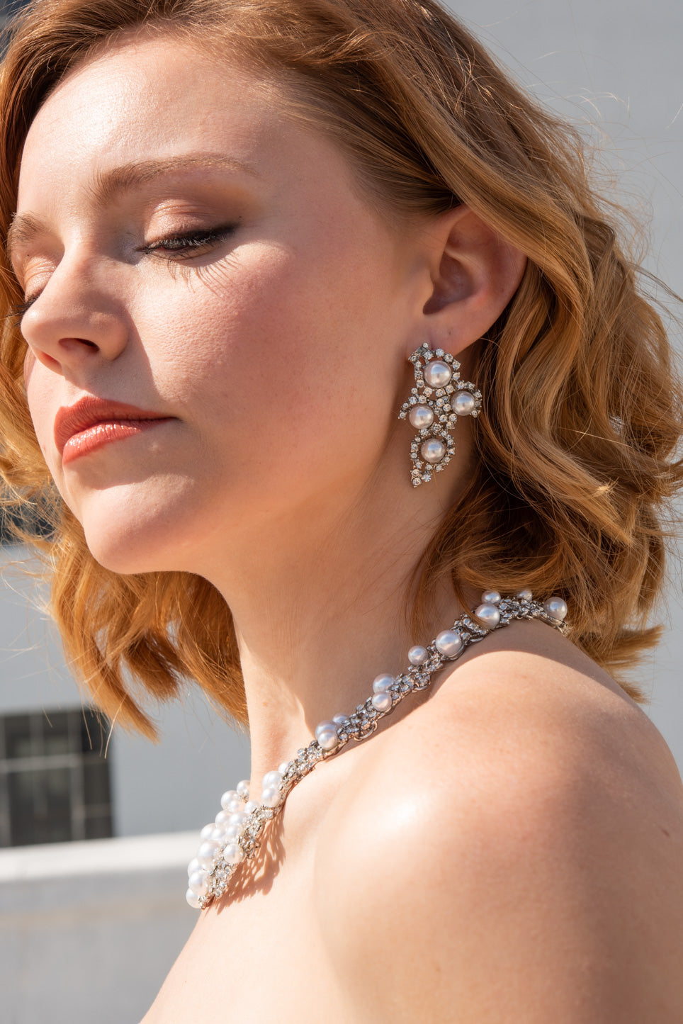 Donna Pearl & Rhinestone Embellished Bib Necklace & Earrings Set - Silver White